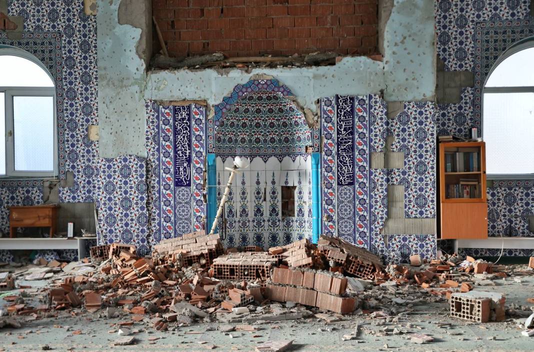 Tokat depreminin hasarı gün ağarınca ortaya çıktı. Cami minaresi devrildi binalar yıkıldı 22